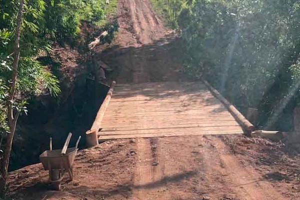 Após mais de um mês isolados, moradores unem as forças dos braços para reconstruir ponte