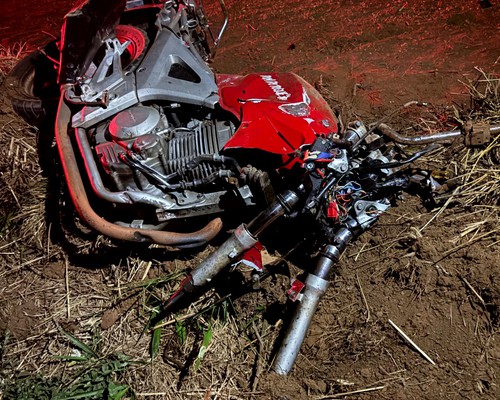Motociclista morre e passageiro fica ferido ao baterem em caminhonete que fazia ultrapassagem em carreta na MGC 354