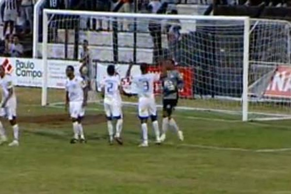 Após grande defesa, França faz gol de balão e URT vence o Araxá; veja o gol