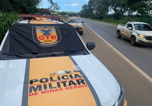 Passageiro de carro é preso com crack, cocaína e maconha na BR146, em Patos de Minas