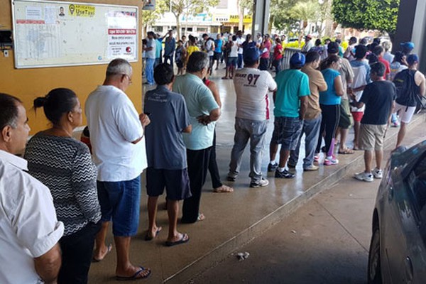 Lotéricas de Patos de Minas têm filas enormes no primeiro dia de vencimento do IPVA 2018