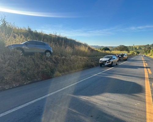 Carro sai da pista e vai parar em barranco após acidente na MGC354, em Presidente Olegário