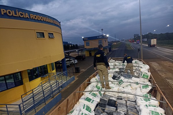 Tráfico internacional de drogas: Quase duas toneladas de maconha é apreendida na BR-153