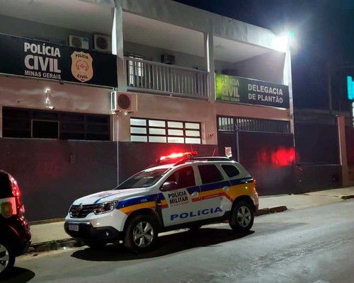 Casal acaba preso após câmeras gravarem homem escalando poste e furtando fiação e medidores de energia