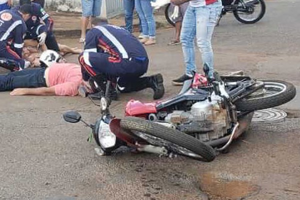 Motociclista avança parada obrigatória, causa acidente e é levado à UPA junto com esposa