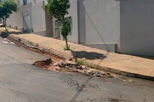 Com várias ruas danificadas, moradores do Bairro Laranjeiras cobram tapa-buracos