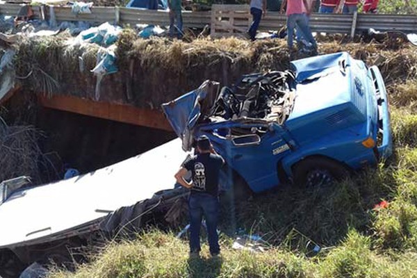 Caminhão tomba e cai em córrego na LMG-764 entre as cidades São Gotardo e Matutina
