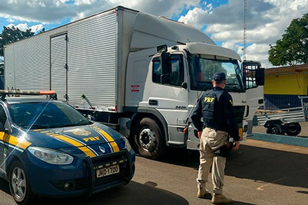 PRF recupera caminhão com defensivos agrícolas tomado de assalto próximo a Brejo Bonito