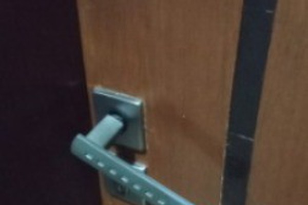 Síndica de edifício tem porta danificada e moradores são agredidos após reclamarem de barulho de festa