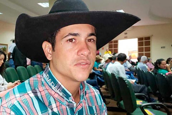 Alex Cerqueira é escolhido para desafiar o Touro Vingador no Rodeio Solidário da Fenamilho
