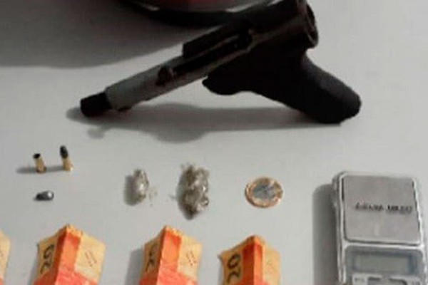 Com ajuda de cão farejador, PM prende jovem com droga e arma de fogo artesanal