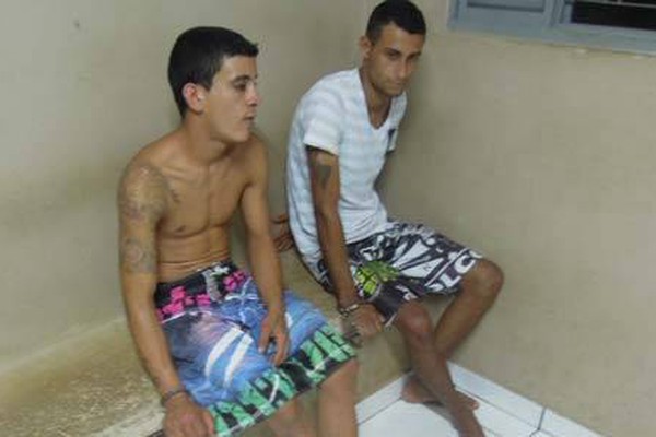 Dois jovens são presos pela PM no bairro Vila Rosa com revólver e porção de maconha