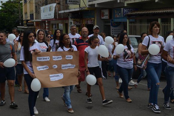 Manifestantes saem às ruas de Três Marias e clamam por justiça para dentista Roberta