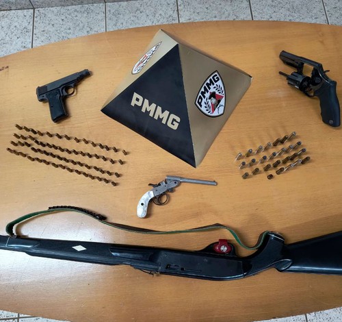 PM apreende quatro armas de fogo em Arapuá durante ocorrência de violência doméstica