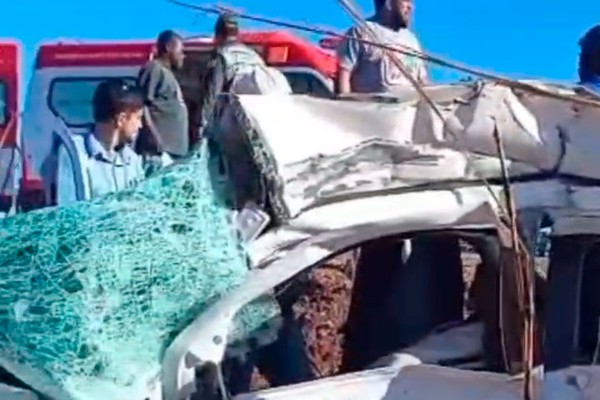 Batida entre carro e caminhão deixa uma pessoa morta e duas feridas, na BR365