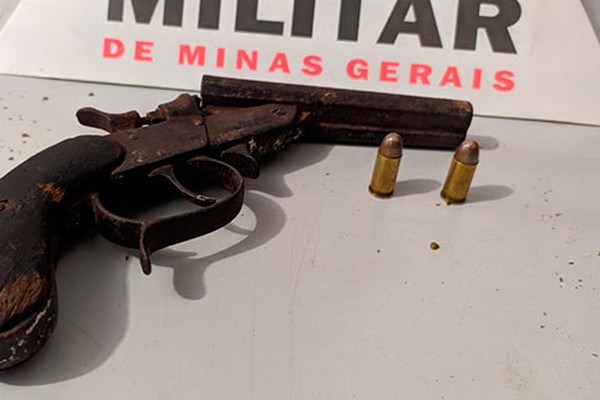 Após denúncia, Polícia Militar encontra arma enterrada e prende homem de 45 anos em Patos de Minas