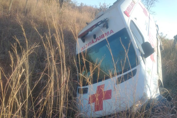 Ambulância de Brasilândia de Minas vai parar fora da pista em acidente na MG-410