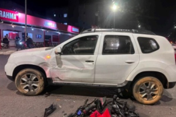 Motociclista que voltava de bar fratura maxilar após tentar passar em sinal com luz amarela e atingir carro na Rua Major Gote