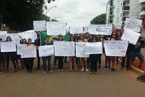 Protesto de universitários contra PEC241 marca início do ENEM em Patos de Minas