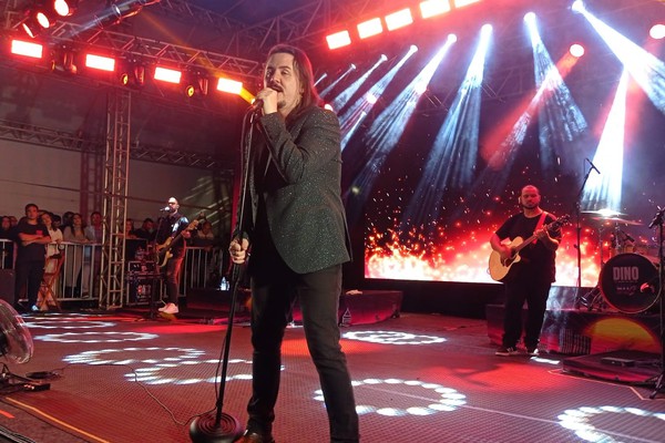 Dino Fonseca canta os maiores sucessos da música mundial na Fenapraça 2025; veja ao vivo