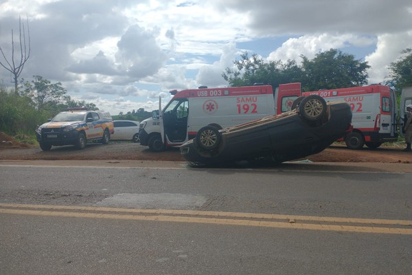 Veículo capota na MGC 354 em Patos de Minas e motorista e passageiros ficam feridos