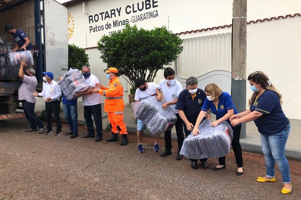 Rotary Clube Patos de Minas distribui doações para famílias atingidas pelas enchentes