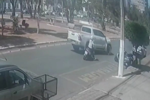 Motociclista precisa ser socorrida na Av. Getúlio Vargas após mais um acidente com caminhonete