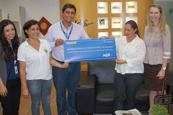 Algar entrega cheque de mais de R$17 mil ao Fundo da Infância e Adolescente- FIA