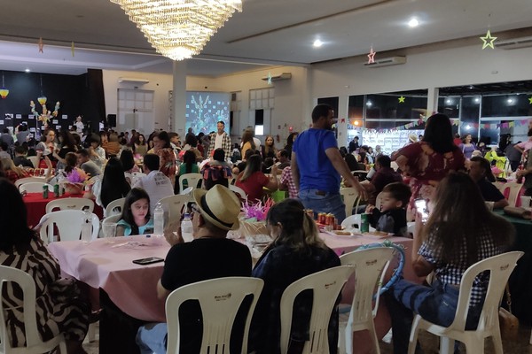 Quadrilha, comidas típicas e muita animação marcaram a Festa Caipira do Colégio CM em Patos de Minas