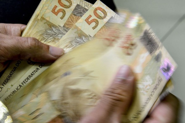 Orçamento de 2023 prevê salário mínimo de R$ 1.302