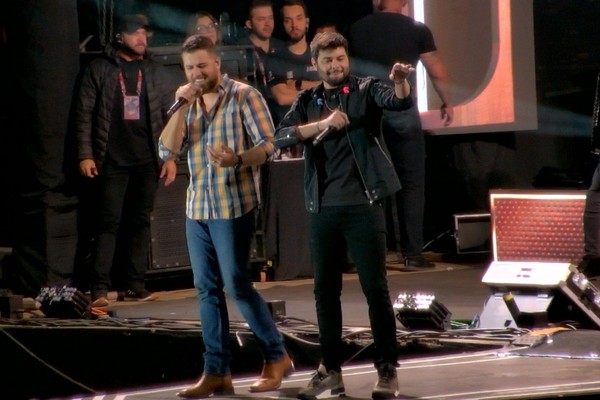 "Você beberia ou não beberia"! Zé Neto e Cristiano animam a arena da Fenamilho 2025; veja ao vivo