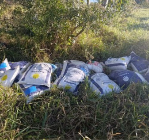 Carro quebra e homem é preso com mais de 10 sacas de ração e sal para gado furtados
