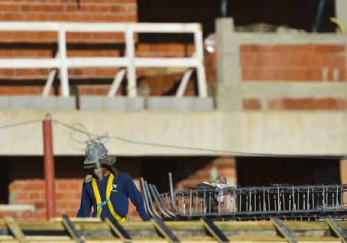 Construção empregou 2,5 milhões e pagou média de 2,1 salários mínimos