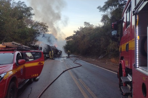Batida entre carretas provoca incêndio, interdita a BR-251 e deixa um morto em Unaí