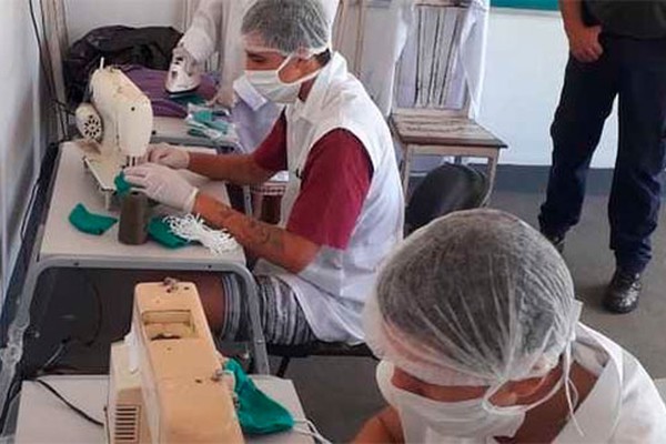 Jovens do sistema socioeducativo de Patrocínio produzem máscaras de proteção contra o coronavírus