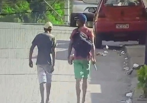 Homens são presos após entrarem descalços em hipermercado e saírem com chinelos