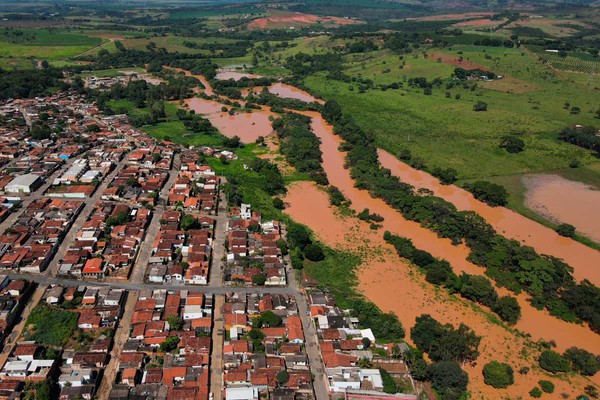 Rio Paranaíba volta a baixar, mas 80 famílias permanecem longe dos lares em Patos de Minas
