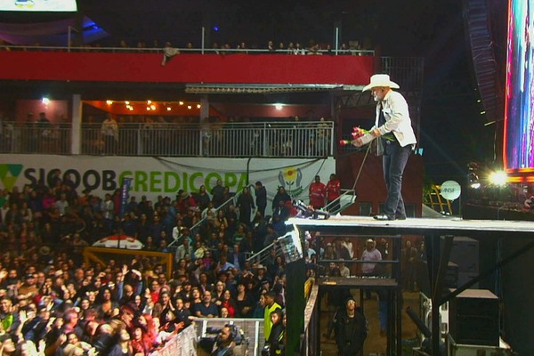Rio Negro e Solimões se despedem da Fenamilho entregando flores para os fãs; veja ao vivo