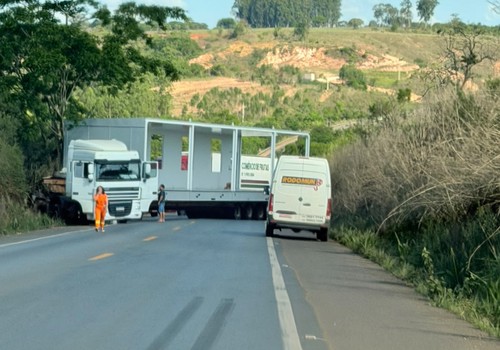 Carreta com carga gigante quebra e fica atravessada na BR-354; trânsito é interditado