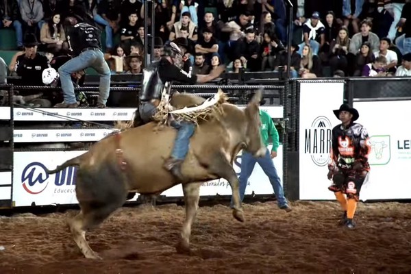 Futebol? Após suportar os 8 segundos, peão comemora com chute no capacete; veja ao vivo