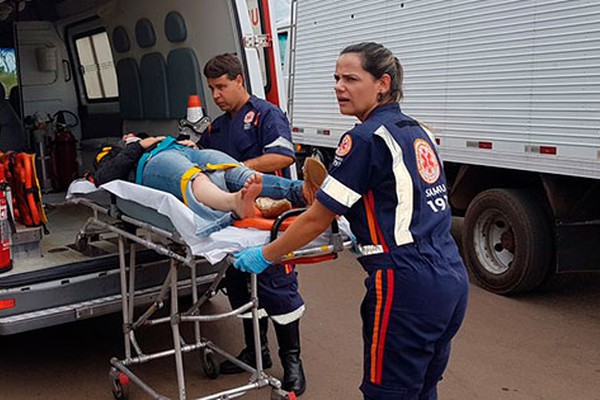 Motociclista fica ferida em batida com caminhonete no trevo após a Ponte do Rio Paranaíba