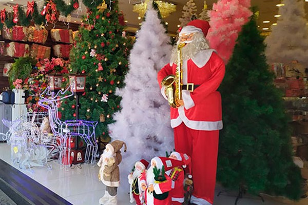 Lojas de artigos natalinos colorem o centro de Patos de Minas e esperam aumento de vendas