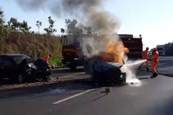 Veículo pega fogo ao bater de frente com outro carro na BR 365 e condutora morre carbonizada
