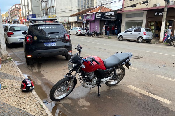 Motociclista bate em viatura descaracterizada da Polícia Civil no centro de Patos de Minas