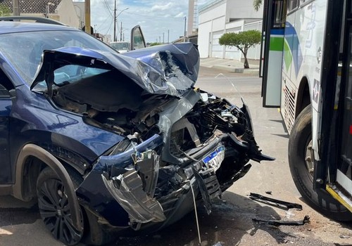 Ônibus com dezenas de passageiros tenta conversão e se envolve em acidente com pick up