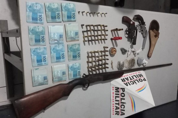 Homem de 52 anos é preso com 3 armas de fogo, mais de R$11 mil e droga em Patos de Minas