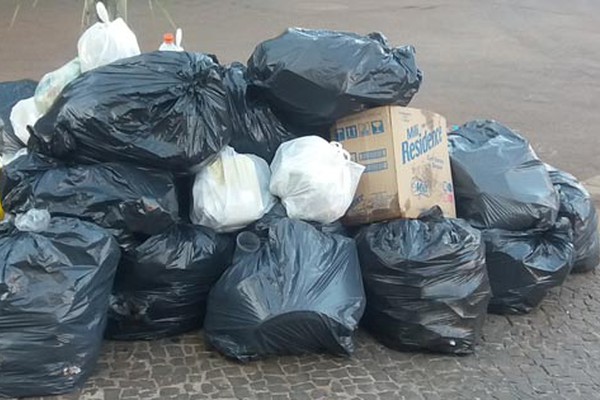 Patos de Minas continua sem coleta de lixo e Prefeitura notifica empresa para voltar ao trabalho