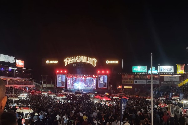 Público lota todos espaços da arena e vibra com o show de Luan Santana; veja ao vivo