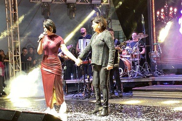 Roberta Miranda e Prefeita Sandra Gomes cantam “A Majestade sabiá”, veja ao vivo