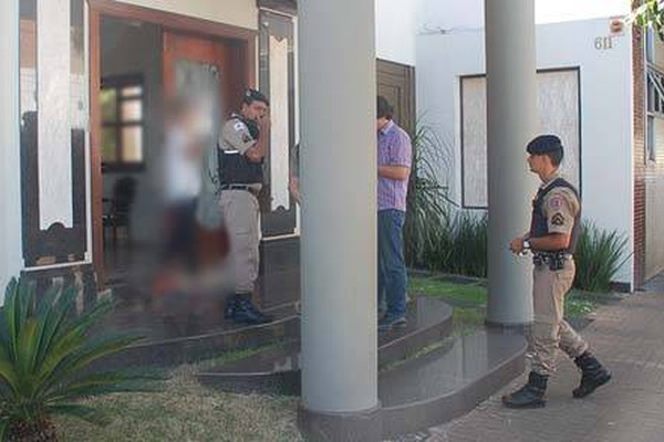 Assaltantes invadem escritório em Patos de Minas e roubam dólares e iPhones